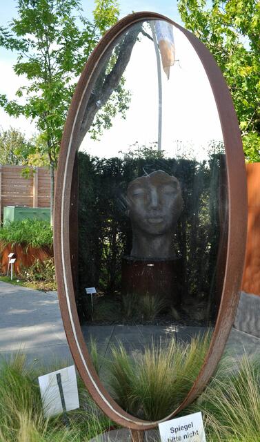 Im Experimentierfeld, Spinelli-Park. Im Spiegelgarten. Der Spiegel dreht sich und man hat so immer wieder neue Eindrücke | Foto: Daniela Somers