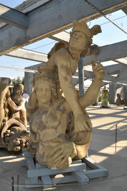 In einer Halle wurden Steindenkmäler ausgestellt. Ein Lapidarium hat Mannheim übrigens noch nicht. Allerdings fand ich diese Ausstellung der Kunstwerke sehr lieblos. Eine Halle, die Steinkunstwerke auf Holzpaletten und fertig. Schade, hier hätte ein wenig Blumenschmuck diese Kunstwerke in Szene setzen können. | Foto: Daniela Somers