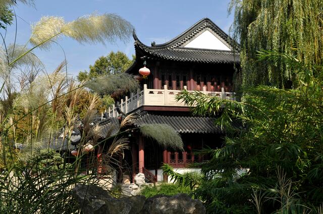 Beim Spaziergang durch den Chinesischen Park. Das Teehaus. Der Garten heißt auch: Garten der vielen Ansichten. | Foto: Daniela Somers