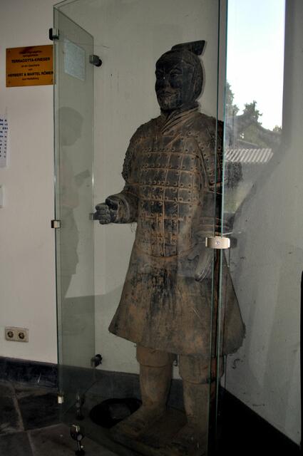 Nachbildung eines Kriegers der Terrakotta-Armee. | Foto: Daniela Somers