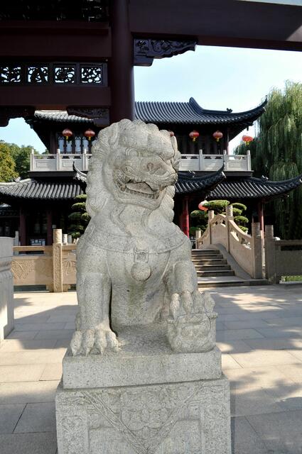 zwei Steinlöwen bewachen den Eingang | Foto: Daniela Somers