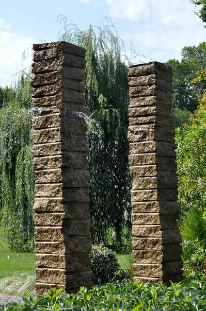 Die Türme drehen sich im oberen Teil und versprühen so das Wasser. | Foto: Daniela Somers