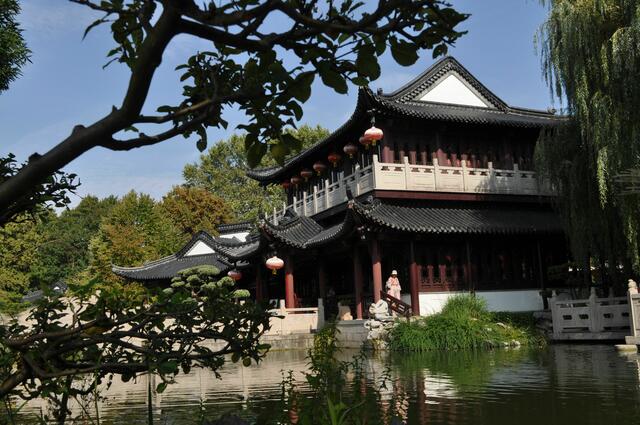 Beim Spaziergang durch den Chinesischen Park. Das Teehaus wirkt von jeder Perspektive fotogen. | Foto: Daniela Somers