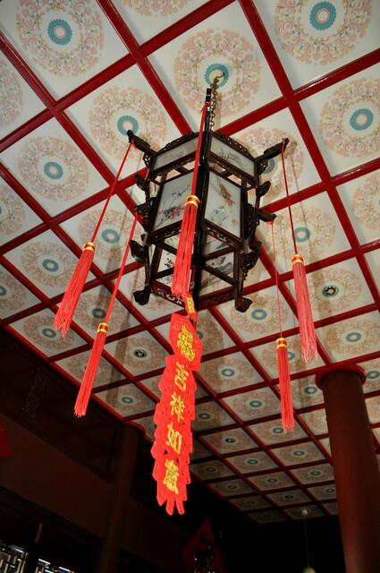 Lampe und Decke eines Teils des chinesischen Teehauses. | Foto: Daniela Somers