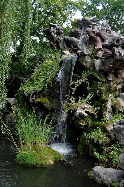 Der Wasserfall im Garten. Die Steingrotte ist begehbar. | Foto: Daniela Somers