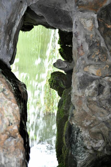 Man kann durch eine Grotte durchlaufen und sieht den Wasserfall dann von innen. | Foto: Daniela Somers