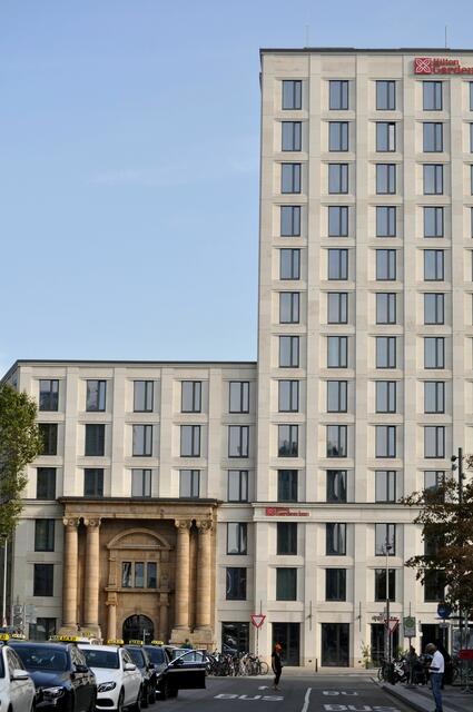 Das Hotel Hilton Garten neben dem Bahnhof. Sieht kurios aus. Alt und Neu vereint. Aber das Hotel befindet sich in einem historischen Gebäude, das um 1900 als Reichspost genutzt wurde.  Das architektonische Konzept für die Fassade soll eine Verbindung aus Historie und Moderne darstellen.  | Foto: Daniela Somers