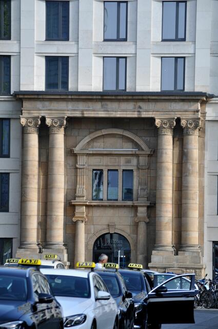 Das Hauptportal der ehemaligen Post wurde in die neue Gebäudehülle integriert. | Foto: Daniela Somers