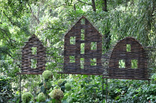 Im Garten von Bydgoszcz (Polen). Aus Weide geflochtenen Gebäude symbolisieren die Wahrzeichen der Stadt: drei mächtige Gebäude an der Bdra, die einst als Speicher für Getreide und Nahrungsmittel dienten. | Foto: Daniela Somers