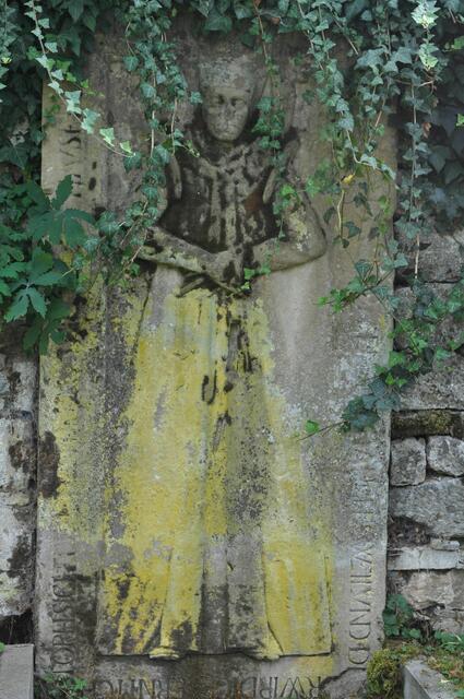 Die Grabplatte der Agnes Sicherer. sie stammt aus dem Jahr 1609. Die Verfärbungen des Steins, lassen in meinen Augen ihr Kleid noch plastischer hervor treten. Dieser Grabstein ist der Älteste des Friedhofs. | Foto: Daniela Somers