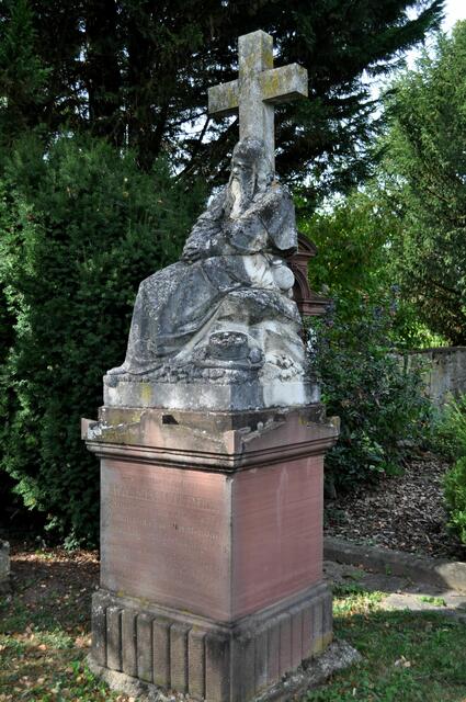 Grabmal des früheren Schultheißen Wilhelm Wittmer. Er war Schultheiß und Vogt in Wimpfen, später Schultheiß von Hagenau und Burggraf der Reichsburg Trifels.  | Foto: Daniela Somers