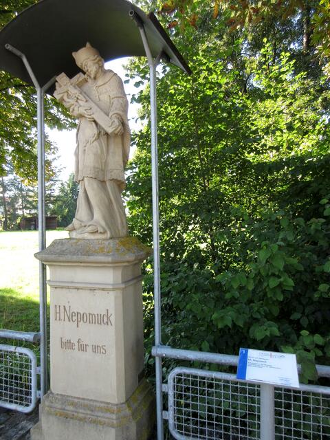 Nah am Ortseingang das Denkmal Nummer eins, Nepomuck auf einer Brücke. | Foto: WandernGabyErich