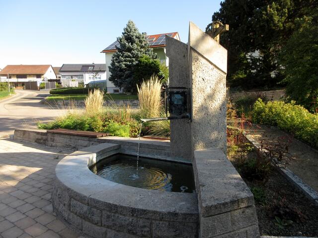 Der Dorfbrunnen mit dem Orts-Wappen | Foto: WandernGabyErich