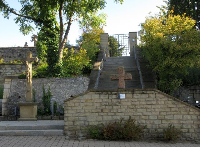 Es empfiehlt sich sehr den Friedhof von dieser Seite aus zu betreten, imposant ist das Sühnekreuz und oben links im Bild schon das Grabmal der Eltern Wickenhäuser zu erkennen.  | Foto: WandernGabyErich