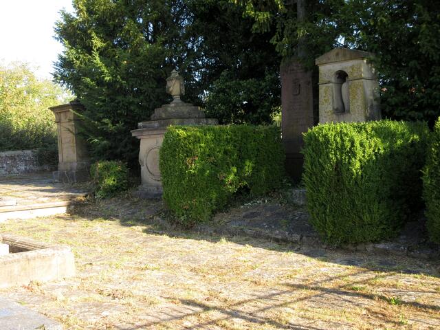 Die letzten Ortsherren waren die von Neipperg. Die Gruft auf dem Friedhof ist separat eingezäunt und abgeschlossen. | Foto: WandernGabyErich