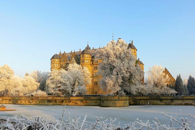 Dezember: Den Abschluss des Jahres bildet das in Raureif gehüllte Schloss Neuenstein. | Foto: Uschi Dugulin