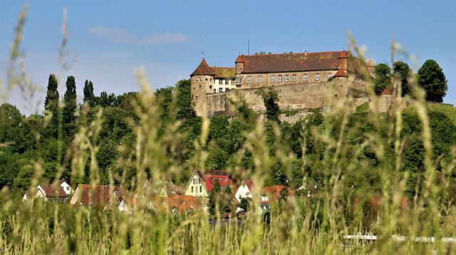 Titelbild: Burg Stettenfels in Untergruppenbach ziert das Cover des Heimat-Postkartenkalenders.  | Foto: Elmar Hartauer