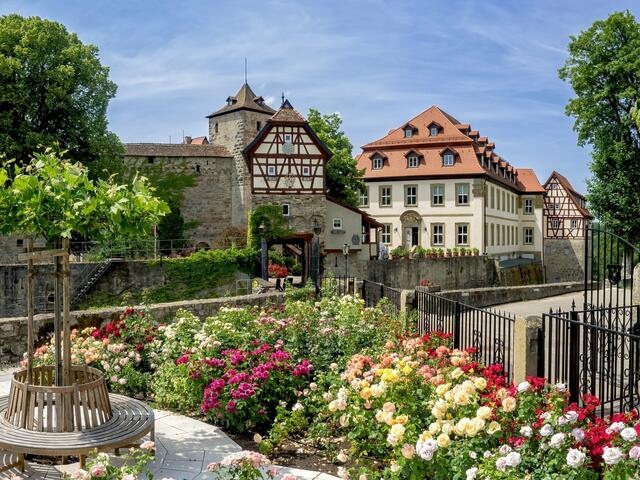 Juli: Ein bunter Blick auf einen Teil von Schloss Stetten in Künzelsau.  | Foto: Rüdiger Reingräber