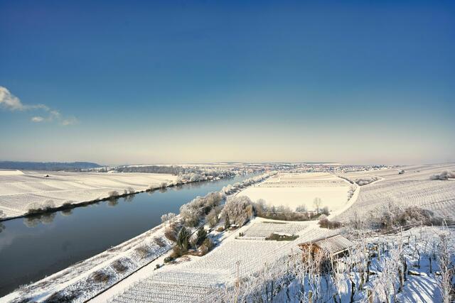 Januar: Die Schneelandschaft rund um den Neckar mit dem Blick auf Lauffen am Horizont macht Lust auf den Winter.  | Foto: Günter Schiffl