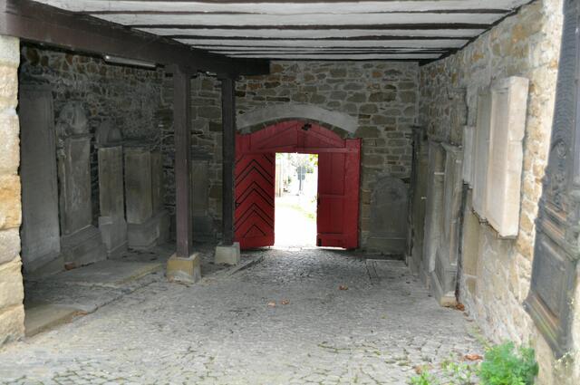 Im Durchgang vom Torhaus sind einige Epitaphe und Grabplatten zu sehen. | Foto: Daniela Somers
