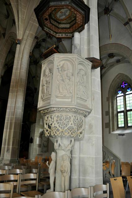 Die Kanzel. Die Reliefbilder zeigen den Kirchenpatron Alexander sowie die vier Kirchenväter Gregor, Augustin, Hieronymus und Ambrosius.
Unterhalb ist Adam und Eva zu sehen. | Foto: Daniela Somers