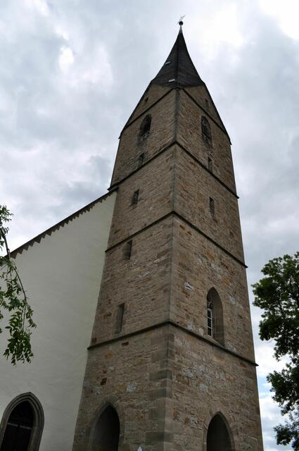 Der Kirchturm ist so hoch, dass man fast nicht weit genug weggehen kann um ihn ganz zu fotografieren. | Foto: Daniela Somers