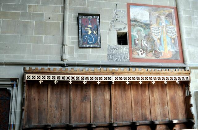 Dieses Wandgemälde erinnert an die in der Schlacht bei Wüstenhausen (Ilsfeld) 1460 auf württembergischer Seite gefallenen Ritter Kaspar Speth und Konrad von Hohenrieth. Die mit ihren Wappenschilden vor Maria kniend dargestellt waren, bevor das Bild in der Zeit der Reformation übermalt wurde, so dass die Ritter nun vor dem Gekreuzigten knien. | Foto: Daniela Somers