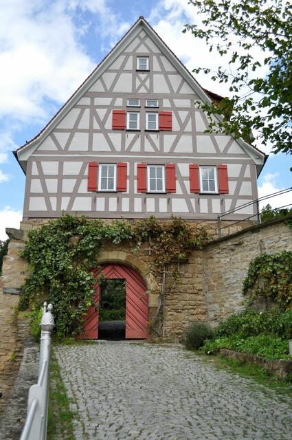 Der Weg zur Kirche führt durch dieses Torhaus. | Foto: Daniela Somers