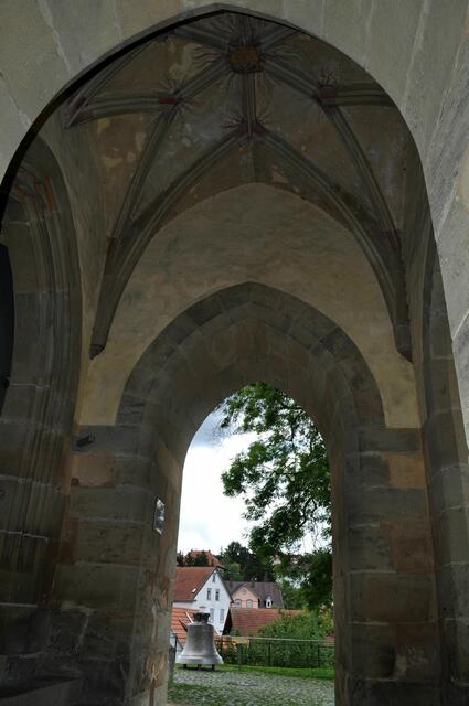 Am Eingang zur Kirche mit Blick auf eine ausgestellte Kirchenglocke | Foto: Daniela Somers