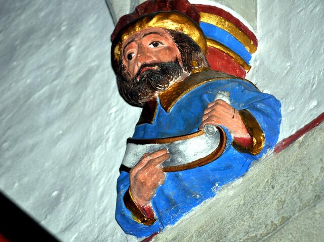 Eine der Konsolfiguren. Auch sie sind zahlreich in der Kirche zu sehen. | Foto: Daniela Somers