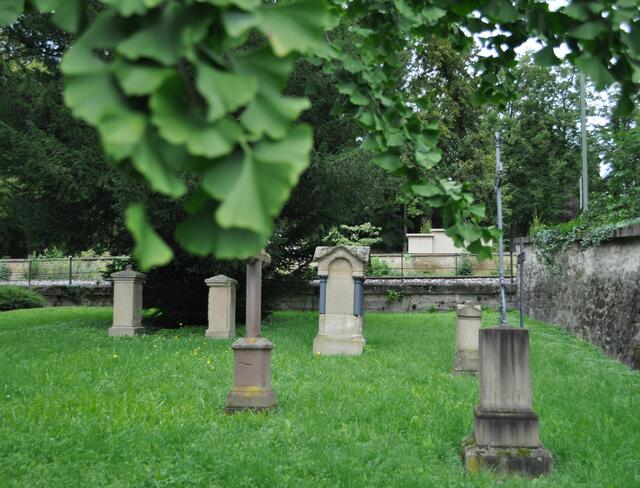 Im Kirchhof stehen auch einige alte Grabsteine. Der richtige Friedhof ist durch die Bahnlinie getrennt. | Foto: Daniela Somers