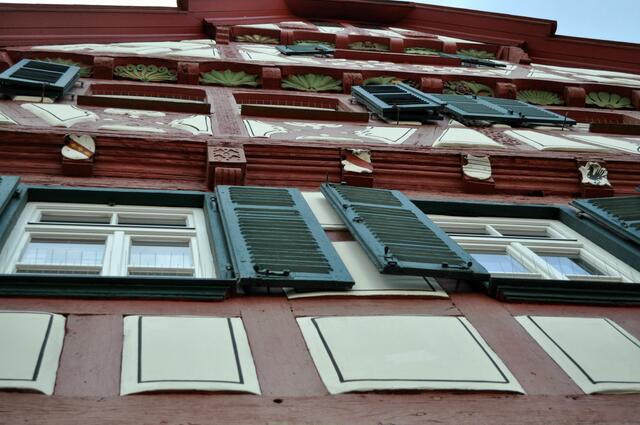 Direkt nach oben geschaut, sieht man die vielen Wappen und schönen Holzschnitzarbeiten. | Foto: Daniela Somers