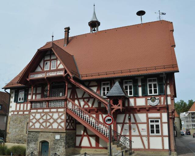 Ein interessantes Gebäude an dem es viel zu sehen gibt. Nicht nur das schöne Fachwerk, sondern auch eine Sonnenuhr und Schnitzarbeiten. Wie z. B. der Neidkopf an der linken Hausecke. Interessant ist, dass es wohl das Abbild des seinerzeitigen Kochendorfer Büttels (Wächter der Ordnung) zeigt. Er wurde in den 1990ern von einem LKW zerstört und durch eine Kopie ersetzt.  | Foto: Daniela Somers