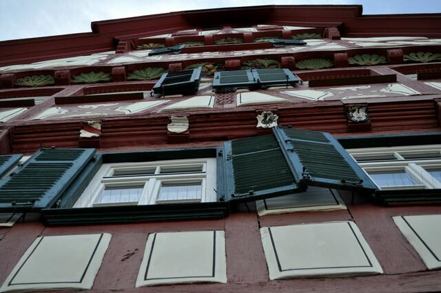 Direkt nach oben geschaut, sieht man die vielen Wappen und schönen Holzschnitzarbeiten. | Foto: Daniela Somers