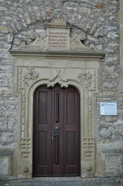 Das Eingangsportal mit den Stammwappen derer Greck von Kochendorf und von Gemmingen.  | Foto: Daniela Somers