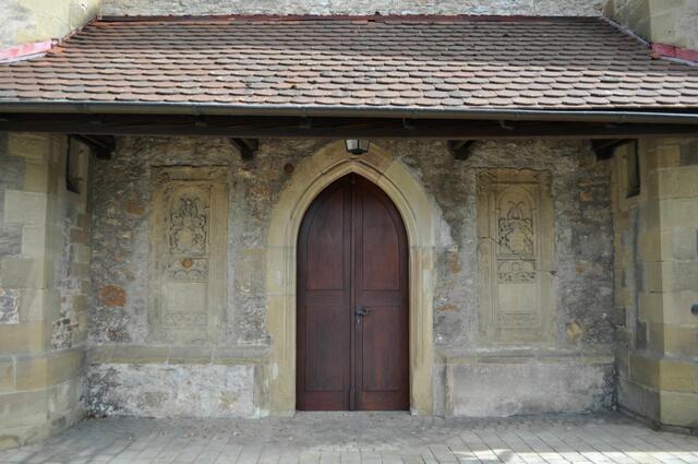 Westlicher Eingang mit dem Epitaph für Wolf Conrad Greck von Kochendorf († 1598) auf der linken Seite. | Foto: Daniela Somers