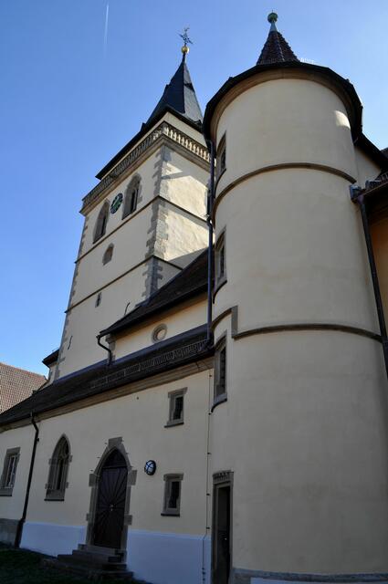 1200 - 1250 Errichtung des unteren Teils als zweistöckiger Chorturm.
1484 dreistöckiger Turm wird in im gotischen Chor eingebaut.
Um 1600 viertes Stockwerk mit spätgotischem Maßwerk und Türmerstube.  | Foto: Daniela Somers