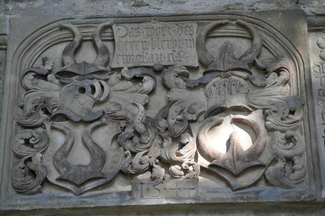 Über dem Eingang zum Innenhof prangt  das alte und neue Sachsenheimer Wappen mit dem Datum des Neubaus. | Foto: Daniela Somers