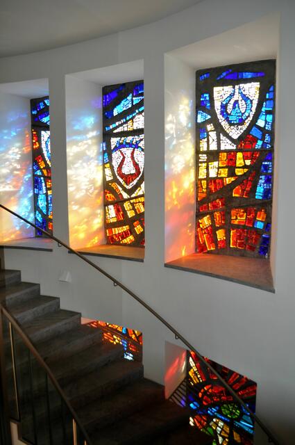 Im Treppenhaus sind nun diese kunstvollen Fenster eingebaut. | Foto: Daniela Somers