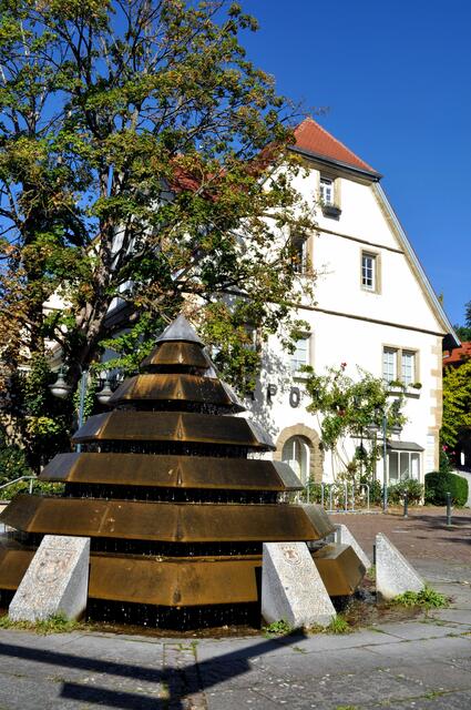 Brunnen, dahinter die alte Apotheke von 1828. Das Gebäude ist der vordere Teil des ehemaligen Fruchtkastens. | Foto: Daniela Somers