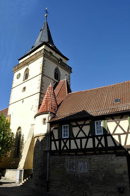 Ehemalige Vogtei war auch seit 1752 Stadtschreiberei. Daneben die Kirche. | Foto: Daniela Somers
