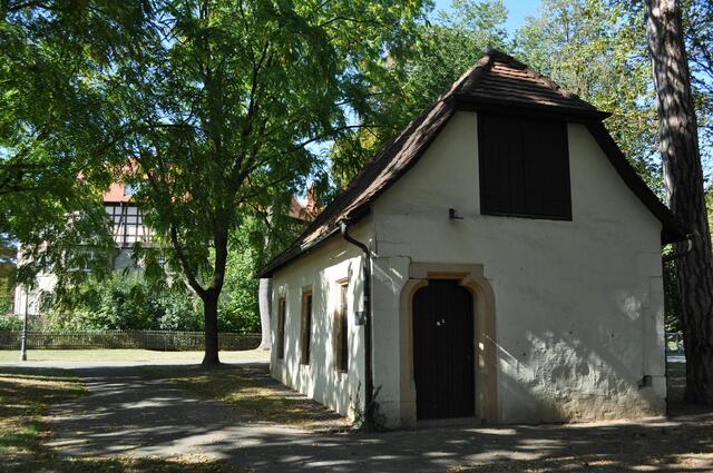 Das Teehaus im Schlosspark. Ein Gebäude mit Walmdach, datiert auf 1629. | Foto: Daniela Somers