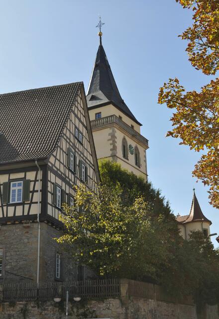 Vor der Kirche ist das frühere Vogtshaus, heutiges Pfarrhaus von 1493. Vermutlich im Mittelalter ein „burgartiger“ Herrensitz, den die Herren von Sachsenheim ab dem 15. Jahrhundert nutzten. | Foto: Daniela Somers