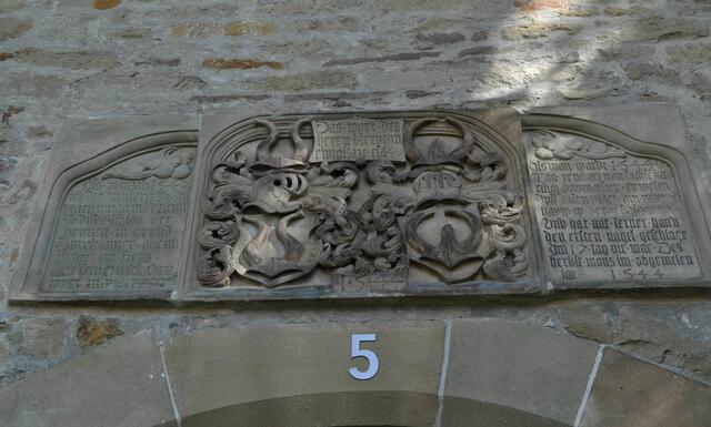 Über dem Eingang zum Innenhof prangt  das alte und neue Sachsenheimer Wappen mit dem Datum des Neubaus. | Foto: Daniela Somers