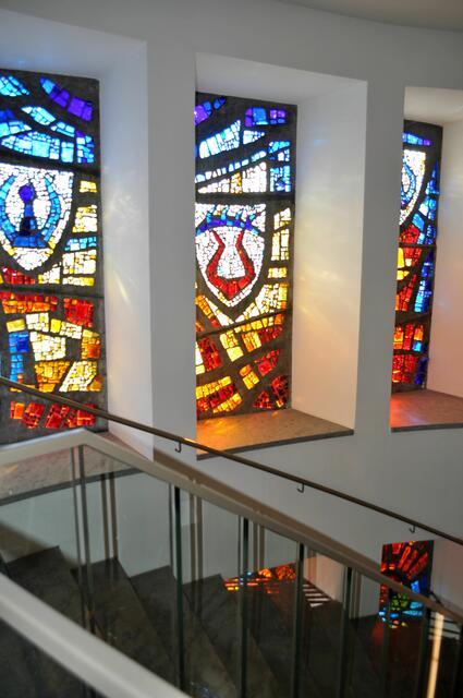 Im Treppenhaus sind nun diese kunstvollen Fenster eingebaut. | Foto: Daniela Somers