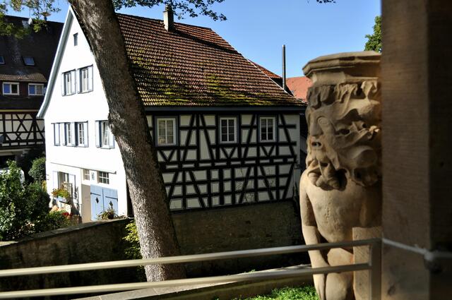Das Klopferle und eines der vielen Fachwerkgebäude rund ums Schloss. | Foto: Daniela Somers