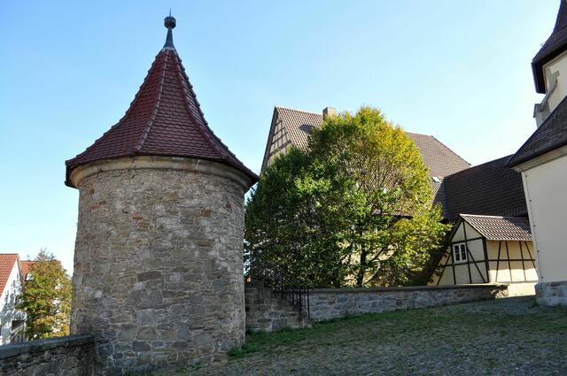 Der Wehrturm in der Mauer wurde bis ca. 1962 als Ortsgefängnis benutzt. | Foto: Daniela Somers