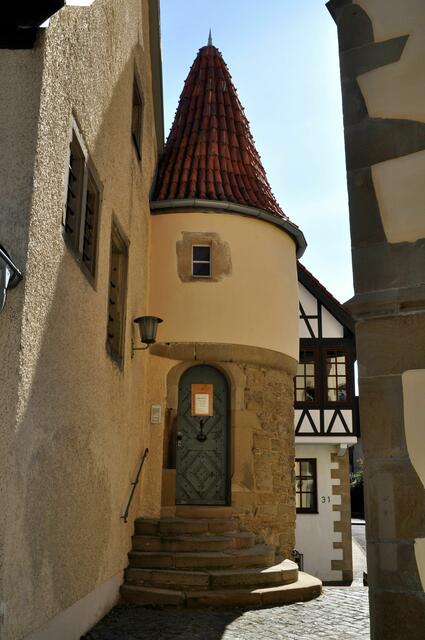 Auch die ehemalige Vogtei ist durch das Türmchen und das Fachwerk auf der Straßenseite sehenswert. | Foto: Daniela Somers