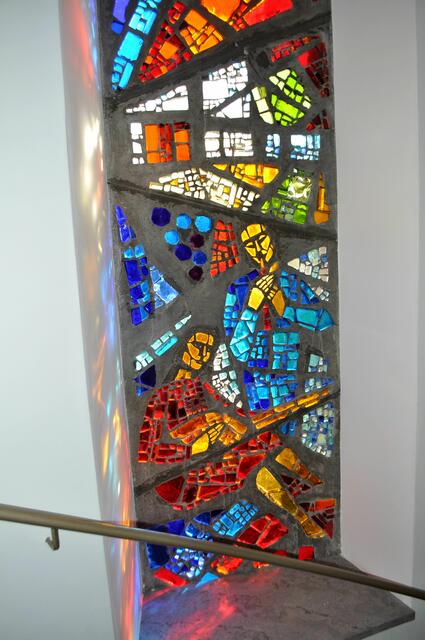 Im Treppenhaus sind nun diese kunstvollen Fenster eingebaut. | Foto: Daniela Somers