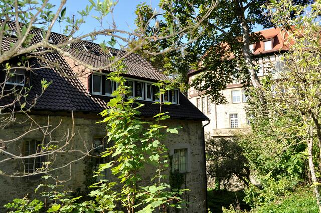 Altes Gebäude im Schlosspark. Wahrscheinlich eines der früheren Wirtschaftsgebäude des Schlosses. | Foto: Daniela Somers